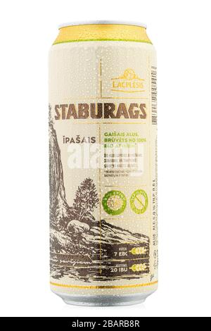 Ukraine, Kiew - 17. Februar. 2020: Kalte Aluminiumkälte von Lapplesis Staburags Ipasais Bier, auf weißem Hintergrund. Wasser fällt ab. Datei enthält Beschneidung p Stockfoto