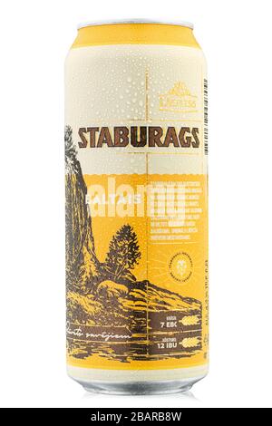 Ukraine, Kiew - 17. Februar. 2020: Kalte Aluminiumkälte von Eichbaum Lapplesis Staburags Baltais Bier, auf weißem Hintergrund. Wasser fällt ab. Datei enthält cl Stockfoto