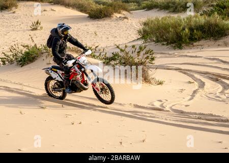 Dirt-Bike auf einer Sanddüne Stockfoto