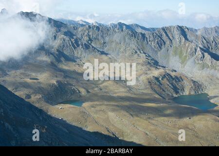 Blick von der pointe de drône hinunter zu den Seen von Blé in der Nähe des Col du Grand Saint bernard, schweiz Stockfoto