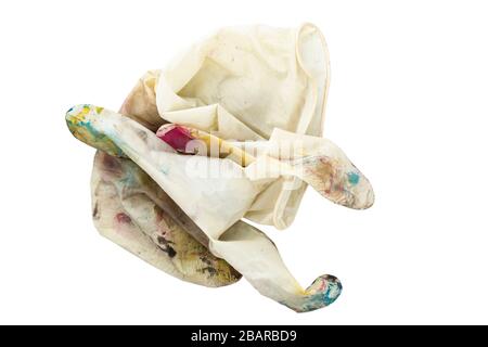 Weiße Gummihandschuhe an Stellen mit Farbe auf weißem Hintergrund. Das Konzept der Kreativität, der Schöpfung. Datei enthält Beschneidungspfad. Stockfoto