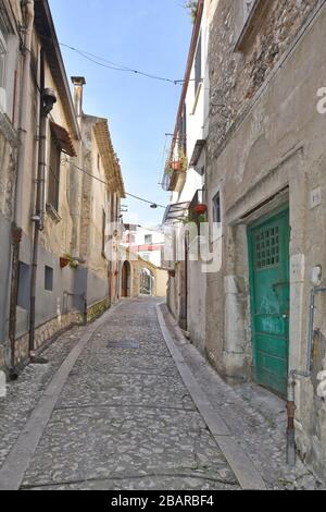 Eine enge Straße zwischen den alten Häusern von Montesarchio, einem mittelalterlichen Dorf in der Provinz Benevento Stockfoto