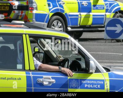 LONDON - EIN Fahrzeug der Metropolitan Police im Zentrum Londons mit einem anonymen Polizisten im Inneren Stockfoto
