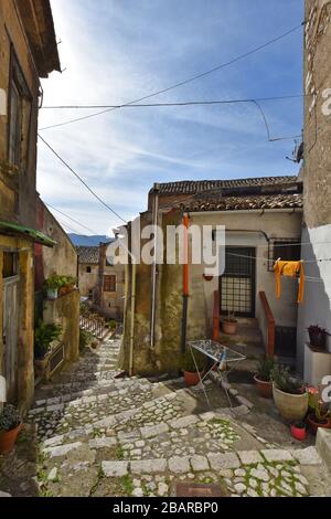 Eine enge Straße zwischen den alten Häusern von Montesarchio, einem mittelalterlichen Dorf in der Provinz Benevento Stockfoto