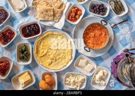 Köstliches traditionelles türkisches Frühstück am Tisch Stockfoto