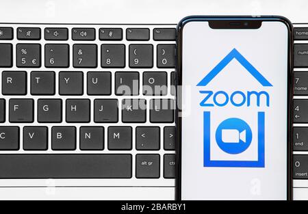 Smartphone mit Zoom App Logo Inside House Working Remote aus dem Quarantäne- oder Sperrkonzept. Stockfoto