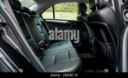 Mercedes Benz W203-Jahr 2004, Avantgarde-Ausstattung;luxuriöses Lederinterieur, beheizte Sitztasten, Kopfstützen-Bedienelemente, Tempomat, Armaturenbrett-C-Klasse Stockfoto