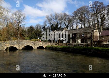 Das Swan Inn Hotel in Bibury, Gloucestershire, während Großbritannien weiterhin im Sperrbetrieb ist, um die Ausbreitung des Coronavirus einzudämmen. PA Foto. Bilddatum: Sonntag, 29. März 2020. Der Fotowredit sollte lauten: David Davies/PA Wire Stockfoto