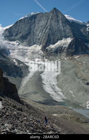 Blick von der Zünfte hinunter auf den Weiloner Gletscher im wallis, schweiz Stockfoto