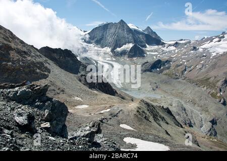 Blick von der Zünfte hinunter auf den Weiloner Gletscher im wallis, schweiz Stockfoto