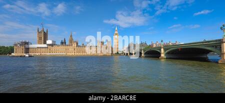 Die Parlamentsgebäude Westminster Palace und Westminster Bridge von der Themse in London, Großbritannien Stockfoto