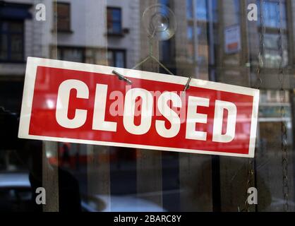 Geschlossenes Schild A im Schaufenster mit verschwommenen Hintergrundreflexionen Stockfoto