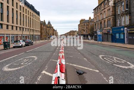 Edinburgh, Schottland, Großbritannien. März 2020. Das Leben in Edinburgh am ersten Sonntag des Coronavirus Sperrens. Straßen sind verlassen, Geschäfte und Restaurants geschlossen, nur sehr wenig Verkehr auf Straßen und weniger öffentliche Verkehrsmittel. Abgebildet; Leith Walk. Iain Masterton/Alamy Live News Stockfoto