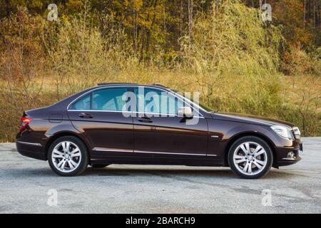 Cluj Napoca/Rumänien - Oktomber 20, 2017: Mercedes Benz W204- Jahr 2011, Avantgarde-Ausstattung, braunes Luxus-Leder-Interieur, Panorama-Schiebedach, Memory Stockfoto