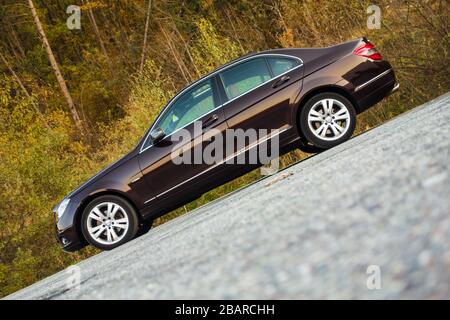 Cluj Napoca/Rumänien - Oktomber 20, 2017: Mercedes Benz W204- Jahr 2011, Avantgarde-Ausstattung, braunes Luxus-Leder-Interieur, Panorama-Schiebedach, Memory Stockfoto