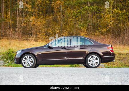 Cluj Napoca/Rumänien - Oktomber 20, 2017: Mercedes Benz W204- Jahr 2011, Avantgarde-Ausstattung, braunes Luxus-Leder-Interieur, Panorama-Schiebedach, Memory Stockfoto