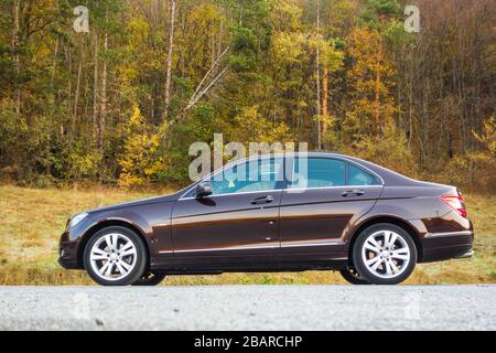 Cluj Napoca/Rumänien - Oktomber 20, 2017: Mercedes Benz W204- Jahr 2011, Avantgarde-Ausstattung, braunes Luxus-Leder-Interieur, Panorama-Schiebedach, Memory Stockfoto