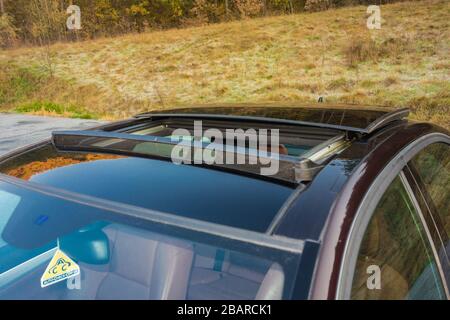 Cluj Napoca/Rumänien - Oktomber 20, 2017: Mercedes Benz W204- Jahr 2011, Avantgarde-Ausstattung, braunes Luxus-Leder-Interieur, Panorama-Schiebedachantenne Stockfoto