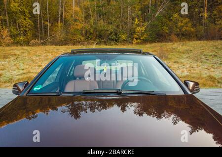 Cluj Napoca/Rumänien - Oktomber 20, 2017: Mercedes Benz W204- Jahr 2011, Avantgarde-Ausstattung, braunes Luxus-Leder-Interieur, Panorama-Schiebedachantenne Stockfoto