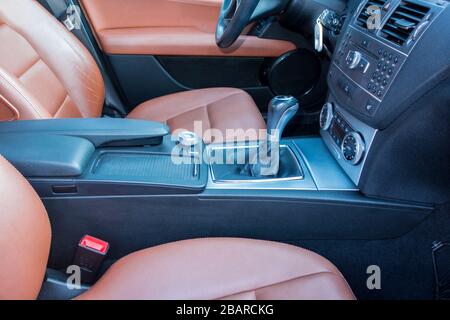 Cluj Napoca/Rumänien - Oktomber 20, 2017: Mercedes Benz W204- Jahr 2011, Avantgarde-Ausstattung, braunes Luxus-Leder-Interieur, Panorama-Schiebedach, Memory Stockfoto