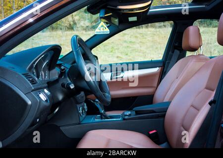 Cluj Napoca/Rumänien - Oktomber 20, 2017: Mercedes Benz W204- Jahr 2011, Avantgarde-Ausstattung, braunes Luxus-Leder-Interieur, Panorama-Schiebedach, Memory Stockfoto