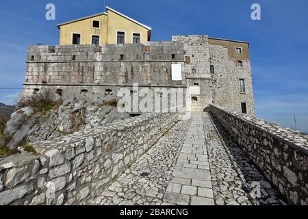 Zufahrtsstraße im Schloss Montesarchio in der Provinz Benevento, Italien Stockfoto