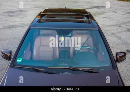 Cluj Napoca/Rumänien - Oktomber 20, 2017: Mercedes Benz W204- Jahr 2011, Avantgarde-Ausstattung, braunes Luxus-Leder-Interieur, Panorama-Schiebedachantenne Stockfoto