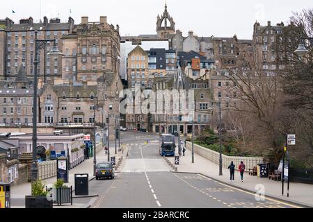 Edinburgh, Schottland, Großbritannien. März 2020. Das Leben in Edinburgh am ersten Sonntag des Coronavirus Sperrens. Straßen sind verlassen, Geschäfte und Restaurants geschlossen, nur sehr wenig Verkehr auf Straßen und weniger öffentliche Verkehrsmittel. Abgebildet; normalerweise belebte Straße an der Waverley Station. Iain Masterton/Alamy Live News Stockfoto