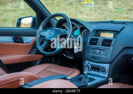 Cluj Napoca/Rumänien - Oktomber 20, 2017: Mercedes Benz W204- Jahr 2011, Avantgarde-Ausstattung, braunes Luxus-Leder-Interieur, Panorama-Schiebedach, Memory Stockfoto