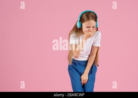 Tanzen und Singen. Teenager hören Musik. Empfohlenes musikbasiertes Anfangsinteresse. Kostenlose Musikanwendungen für mobile Geräte. Energiegeladene Wiedergabeliste. Mädchen süße Schulmädchen weiße Kleidung Kopfhörer hören Musik. Stockfoto