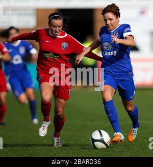 Alex Greenwood von Everton Ladies und Natasha Harding von Bristol Academy kämpfen um Ballbesitz Stockfoto