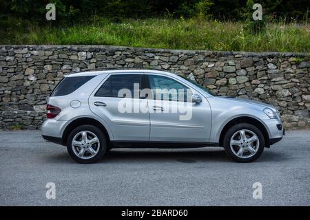 Cluj-Napoca, Rumänien - 21. Juli 2018: Mercedes-Benz ML-Klasse ML500 SUV-Probefahrt an. Avantgarde-Ausstattung, Lederausstattung, automatische Ausrüstung, Fotoapparate Stockfoto