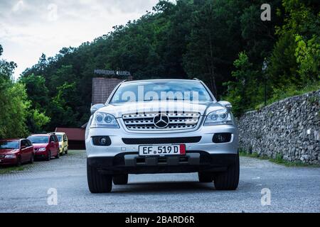 Cluj-Napoca, Rumänien - 21. Juli 2018: Mercedes-Benz ML-Klasse ML500 SUV-Probefahrt an. Avantgarde-Ausstattung, Lederausstattung, automatische Ausrüstung, Fotoapparate Stockfoto