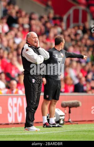 Fulham Manager Martin Jol (links) auf der Touchline Stockfoto