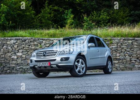 Cluj-Napoca, Rumänien - 21. Juli 2018: Mercedes-Benz ML-Klasse ML500 SUV-Probefahrt an. Avantgarde-Ausstattung, Lederausstattung, automatische Ausrüstung, Fotoapparate Stockfoto