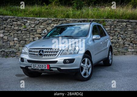 Cluj-Napoca, Rumänien - 21. Juli 2018: Mercedes-Benz ML-Klasse ML500 SUV-Probefahrt an. Avantgarde-Ausstattung, Lederausstattung, automatische Ausrüstung, Fotoapparate Stockfoto