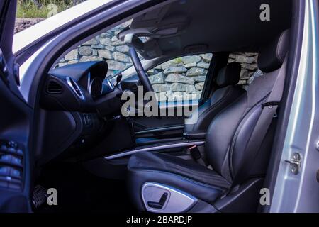 Cluj-Napoca, Rumänien - 21. Juli 2018: Mercedes-Benz ML-Klasse ML500 SUV-Probefahrt an. Avantgarde-Ausstattung, Lederausstattung, automatische Ausrüstung, Fotoapparate Stockfoto