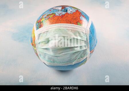 Coronavirus/Corona-Virus-Konzept: Welt/Erde setzen Maske, um gegen Corona-Virus zu kämpfen. Konzept des Kampfes gegen Viren. Klimaschutz. Stockfoto