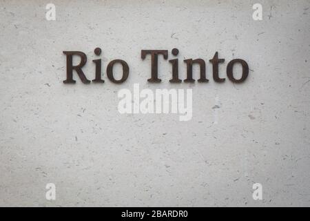 LONDON - Signage-Logo am Eingang der Rio Tinto Zentrale am St James's Square - einer führenden britischen globalen Bergbaugruppe Stockfoto