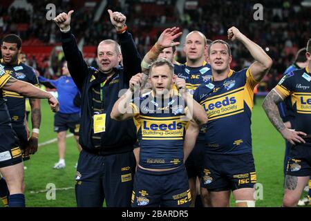 Rob Burrow (Mitte) von Leeds Rhinos und Danny McGuire (rechts) feiern den Gewinn des Stobart Super League Finales Stockfoto