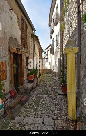 Eine enge Straße zwischen den alten Häusern von Montesarchio, einem mittelalterlichen Dorf in der Provinz Benevento Stockfoto