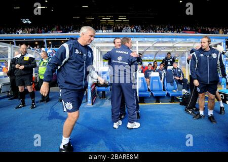 Birmingham City Manager Lee Clark umarmt vor dem Anpfiff den Manager von Huddersfield Town Simon Grayson Stockfoto