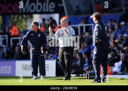 (Von links nach rechts) Birmingham City Manager Lee Clark, Assistant Manager Derek Fazackerley und Huddersfield Town Manager Simon Grayson auf der Touchline Stockfoto