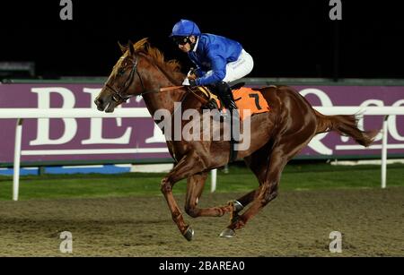 Tamarkuz, der vom Jockey Silvestre de Sousa geritten wird, gewinnt die sportlinglife.com Nursery Handicap Stakes auf dem All Weather Track auf der Kempton Racecourse Stockfoto