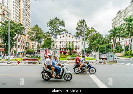 SAIGON/VIETNAM, 19. AUGUST 2018 - farbenfrohes Straßenleben, alte Architektur in Distrikt 1, Zentrum von Ho-Chi-Minh-Stadt Stockfoto