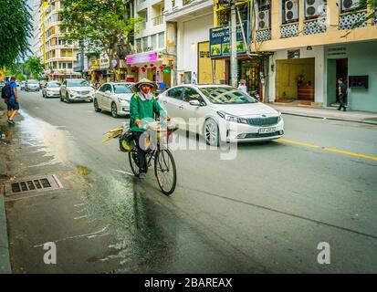 SAIGON/VIETNAM, 19. AUGUST 2018 - farbenfrohes Straßenleben, alte Architektur in Distrikt 1, Zentrum von Ho-Chi-Minh-Stadt Stockfoto