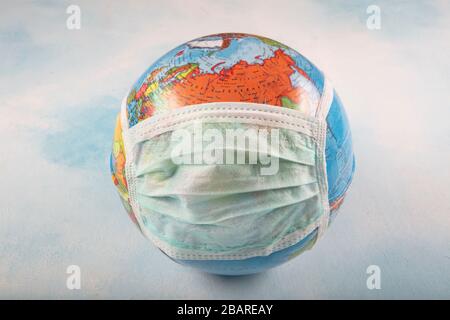 Coronavirus/Corona-Virus-Konzept: Welt/Erde setzen Maske, um gegen Corona-Virus zu kämpfen. Konzept des Kampfes gegen Viren. Klimaschutz. Stockfoto