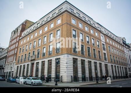 LONDON - Logo-Beschilderung auf der Außenseite der BP- oder British Petroleum Headquarters am St James's Square, London - eine der Welten Stockfoto