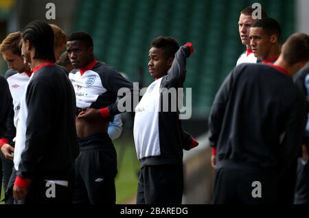 Englands unter 21 Jahren erstreckt sich Raheem Sterling während einer Trainingseinheit an der Carrow Road, Norwich Stockfoto