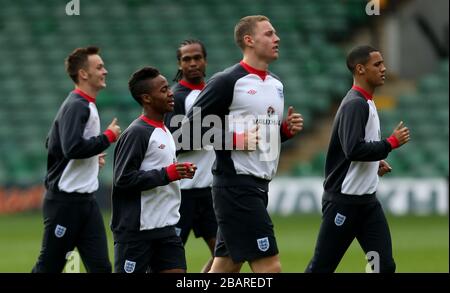 Englands unter 21 Jahren Raheem Sterling (zweite linke Seite) während einer Trainingseinheit an der Carrow Road, Norwich Stockfoto